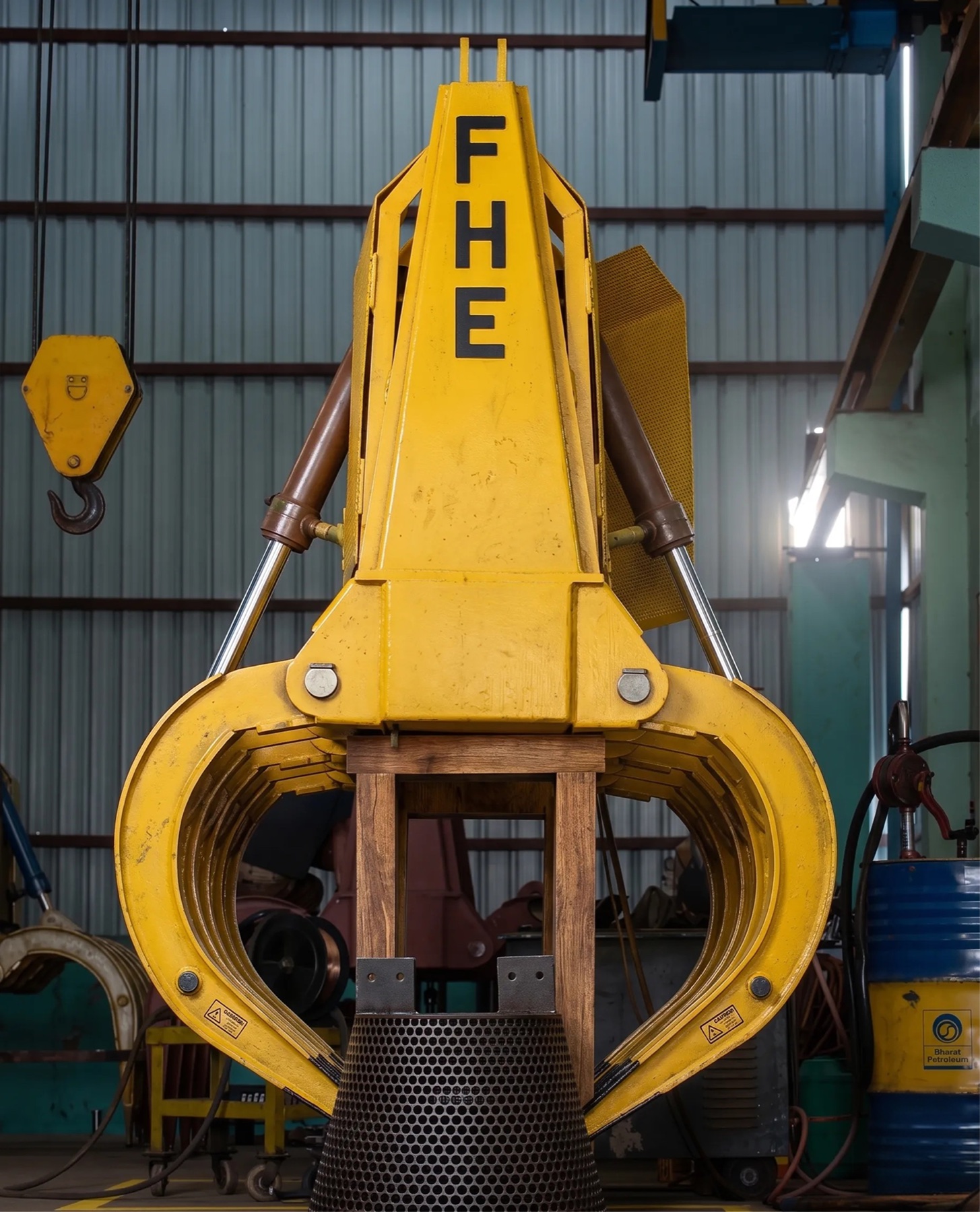 Hydraulic cane unloading grab