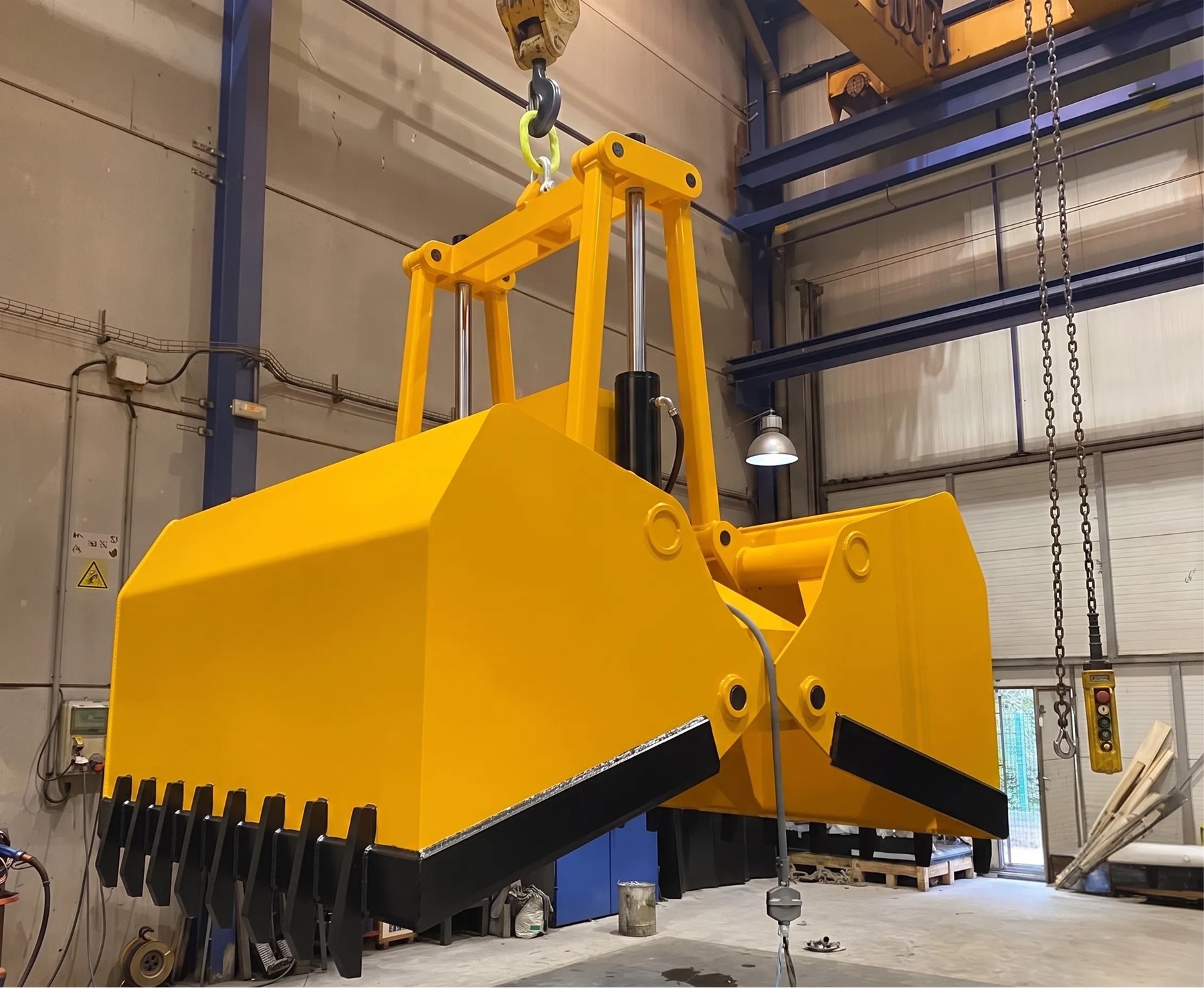Clamshell hydraulic grab for bulk material handling