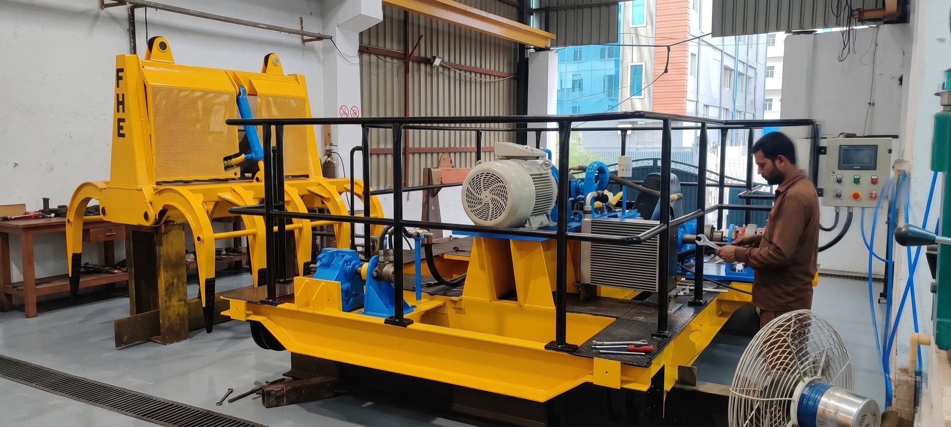 Hydraulic trolley for the cane unloader bridge