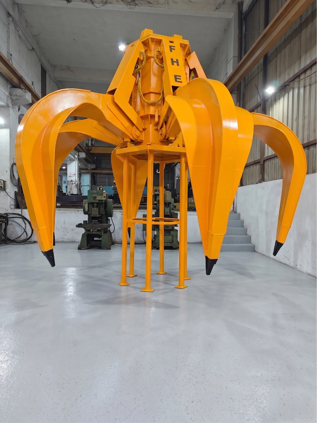 Orange peel hydraulic grab for scrap handling